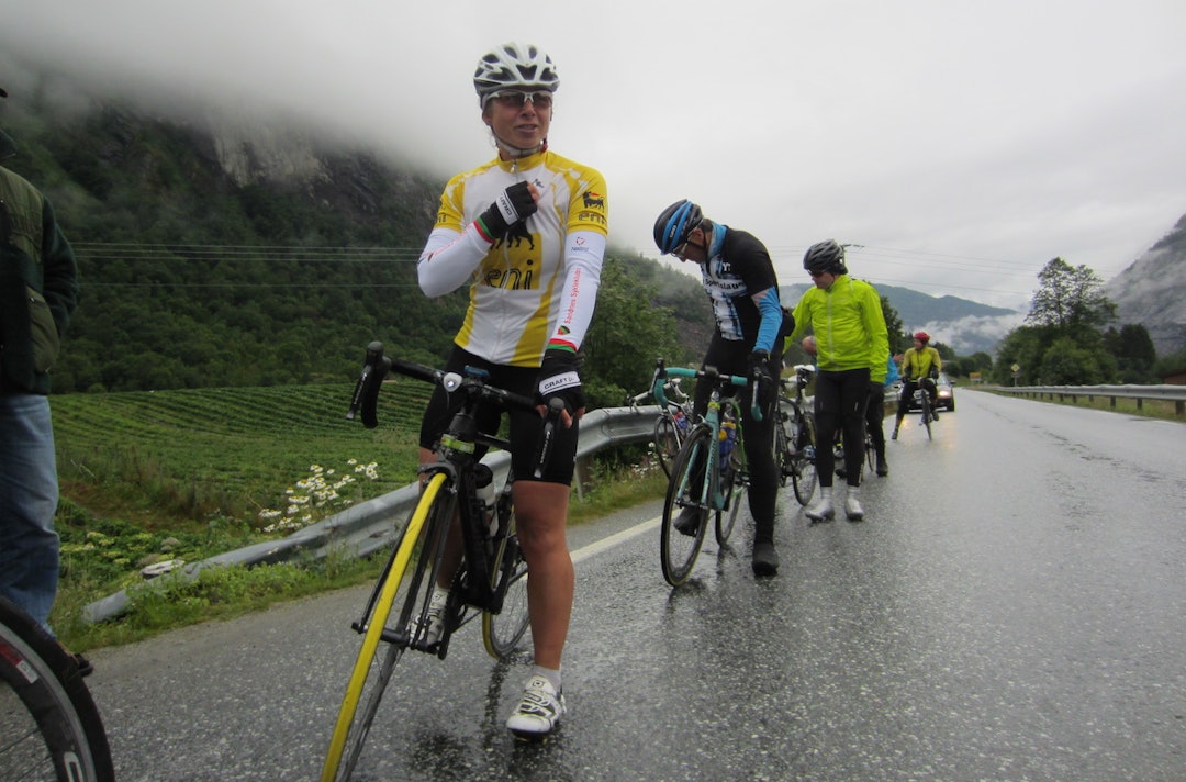 Kjersti Aanderaa leder dameklassen overlegent, men også hun innrømmer at dagens etappe var brutal. Her fra starten av tempoen, 26km fra mål. Foto: Ingeborg Scheve Kjersti Aanderaa - 1400x924