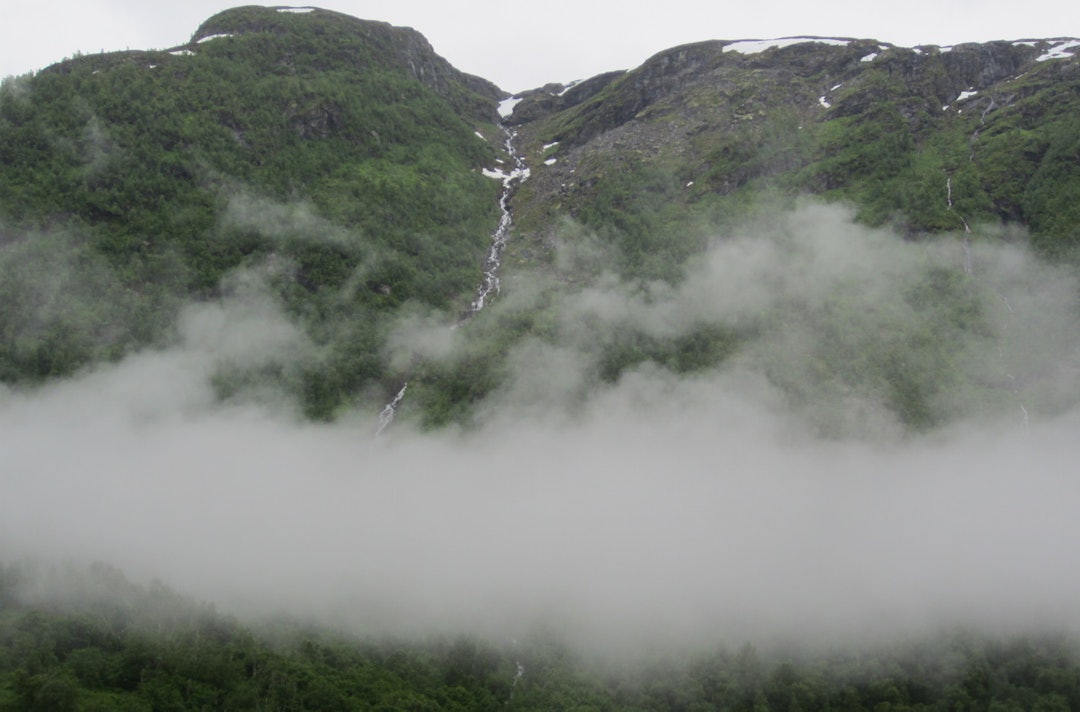 Fossefall hvor enn man snur seg. Foto: Ingeborg Scheve Descent 1400x924