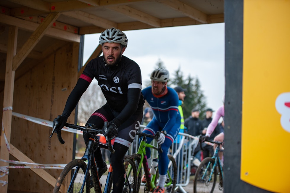 SNAPPER LUFT: Løypa gikk både over og under plankebroen på Voldsløkka. Foto: Audun Morgestad Superpokal Voldsløkka 2019 i bilder