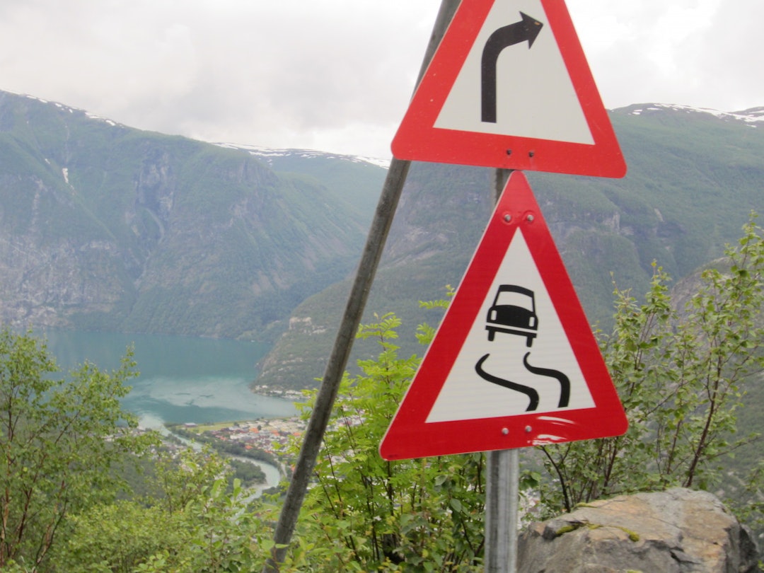 På vei mot Øvre Årdal. Foto: Kent Murdoch Road signs 1400x1050