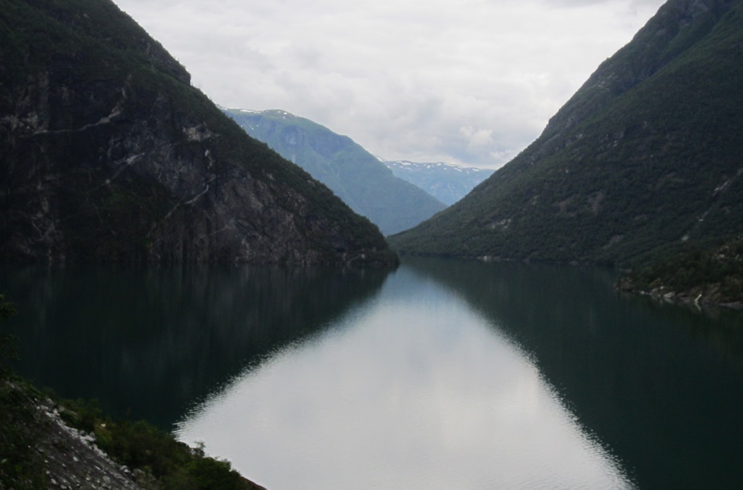 Langs fjorden mot Årdalstangen. Foto: Kent Murdoch Fjord view 1 1400x924