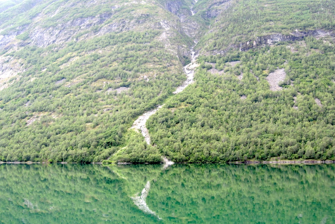 Fargene avslører at det er rikelig med nedbør i Årdal. Foto: Kent Murdoch Fjord view 1400x924