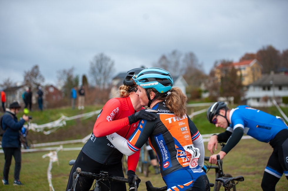 VENNSKAP: Fjorårsvinner Elisabeth Sveum (til høyre) får en klem av Mie Bjørndal Ottestad, som ble årets dronning av Voldsløkka med nesten to minutters margin. Foto: Audun Morgestad Superpokal Voldsløkka 2019 i bilder 10