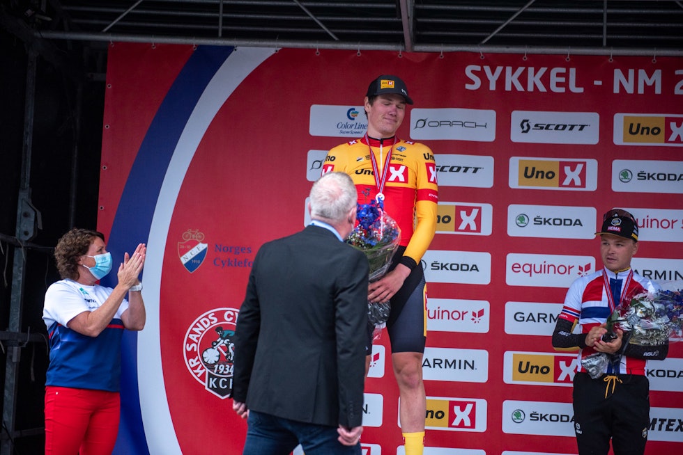 TILSNAKK? På grunn av koronaforskriften må rytterne selv ta på medaljer. Sykkelpresident Jan Oddvar Sørnes måtte nøye seg med muntlige gratulasjoner. Foto: Henrik Alpers. nm-tempo-menn-kristiansand-14