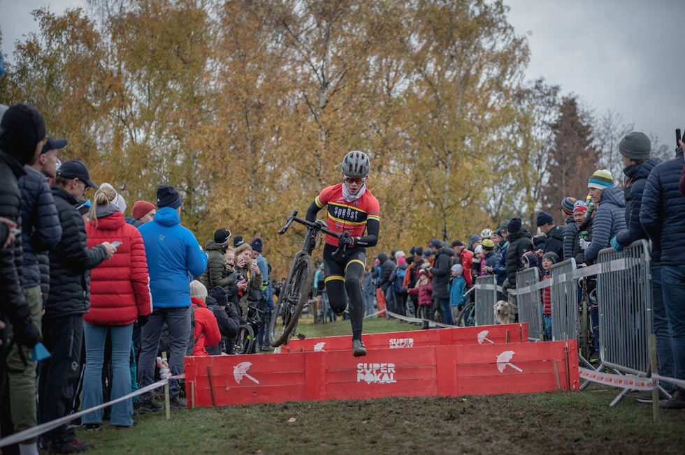 SENIORDEBUTANT: Ole Sigurd Rekdahl, som vant både NM og Norgescupen i rundbane for junior i år, sykler formelt som senior for første gang fra inneværende kross-sesong. Foto: Audun Morgestad Superpokal Voldsløkka 2019 i bilder 15