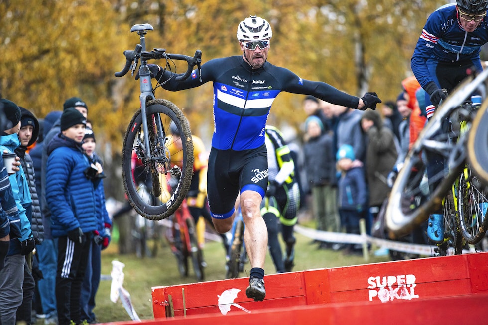 ELEGANT SYKKELHÅNDTERING: Må man bære sykkelen kan man gjøre det med stil. Foto: Pål Westgaard superpokal Voldsløkka 2019 i bilder 25