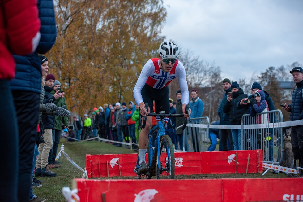 HINDER-HOPP: Regjerende krossnorgesmester Tobias Johannessen setter sin ære i å hoppe alle plankehindrene. I år er ikke noe unntak. Foto: Audun Morgestad Superpokal Voldsløkka 2019 i bilder 16