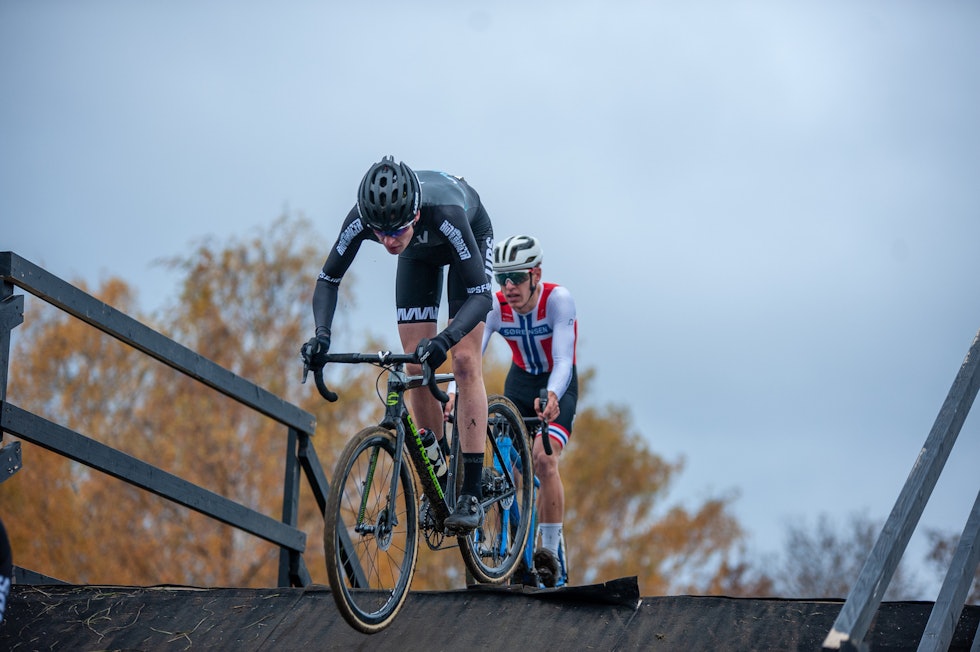 JAKTER: Fjorårsvinneren og norgescuplederen Tobias Johannessen jager svenske Martin Eriksson over brua. Foto: Audun Morgestad Superpokal Voldsløkka 2019 i bilder 18