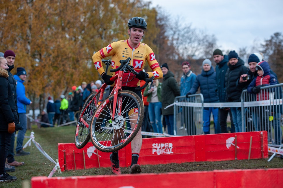 OVER PLANKEHINDER: Erik Nordsæter Resell bærer sykkelen over plankehindrene, som er ett av krossens signaturelementer. Foto: Audun Morgestad Superpokal Voldsløkka 2019 i bilder 19