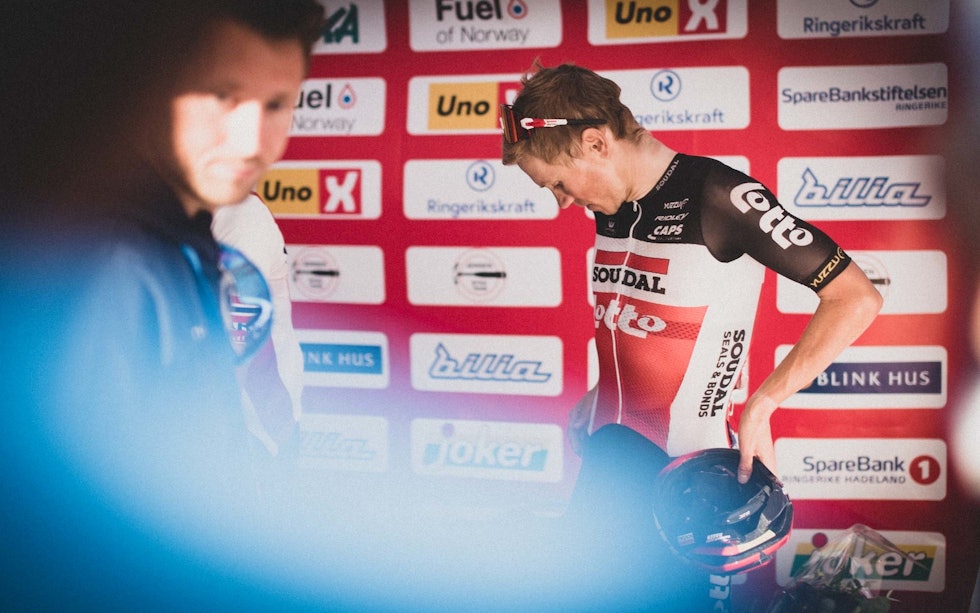 MEDALJE: Rytterne måtte selv ta på medaljer etter NM, på grunn av koronaprotokollen. Foto: Henrik Alpers. carl fredrik hagen