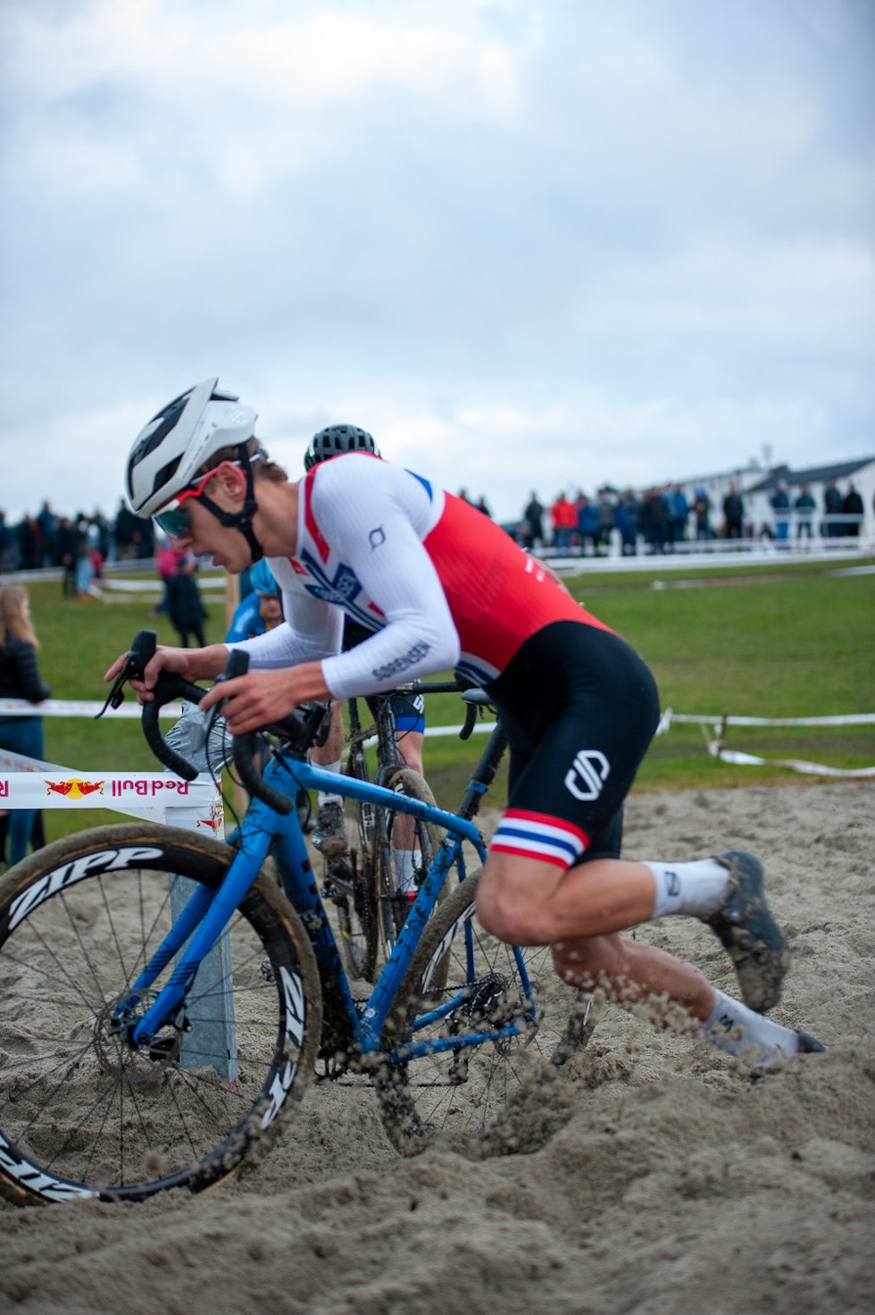 SEIGT: De fleste må av sykkelen i sanden. Her er det Tobias Johannessen som kjemper seg gjennom sandgraven. Foto: Audun Morgestad Superpokal Voldsløkka 2019 i bilder 21