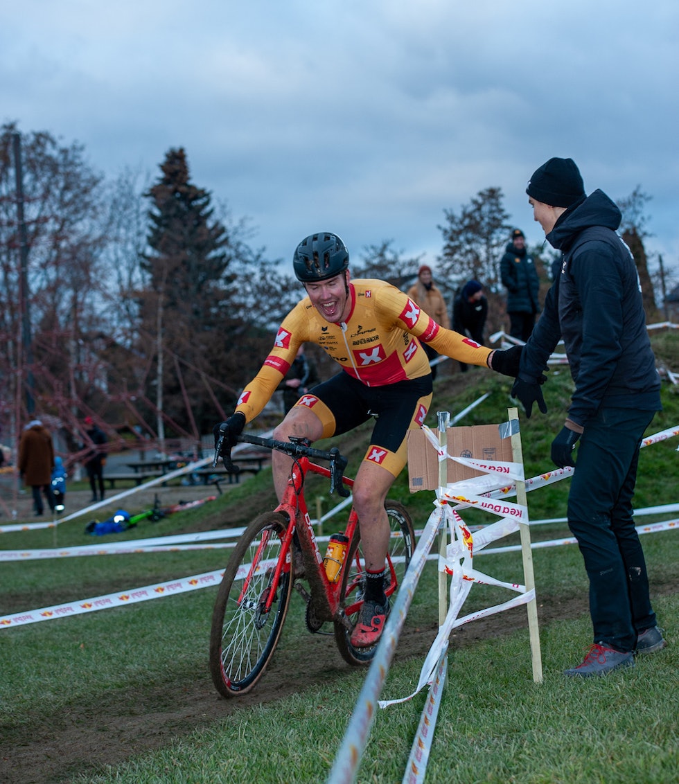 SEIER I SIKTE: Erik Nordsæter Resell har skjønt at seieren er i boks så lenge han holder seg på hjula noen meter til. Foto: Audun Morgestad Superpokal Voldsløkka 2019 i bilder 22