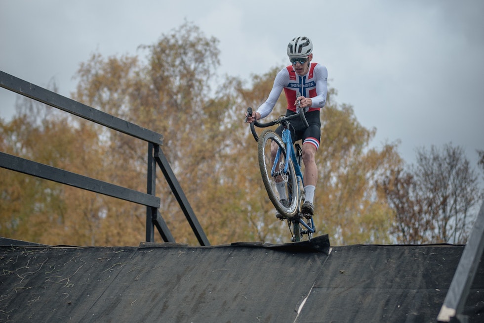 WHEELIE: Tobias Johannessen har gjort det til sin signatur å showe litt for publikum med en wheelie over brua på Voldsløkka, her på vei inn til tredjeplass. Foto: Audun Morgestad Superpokal Voldsløkka 2019 i bilder 23