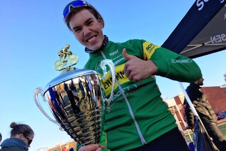 SUPERPOKAL: Erik Nordsæter Resell med karrierens hittil største trofé. Foto: Arrangøren SUPERPOKAL: Erik Nordsæter Resell med karrierens hittil største trofé. Foto: Arrangøren