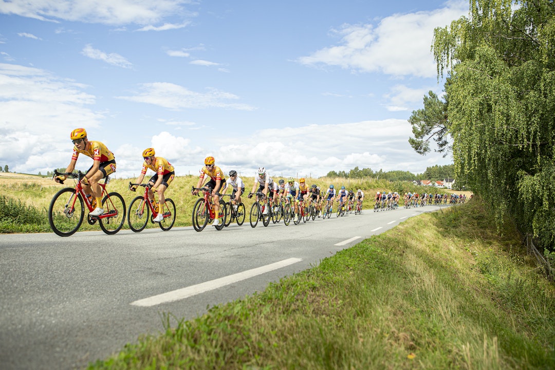 LANG LANG REKKE: Jonas Iversby Hvideberg tauer feltet. nm fellesstart 2020