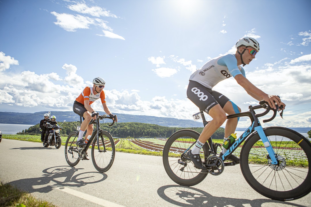 MIL ETTER MIL: Eirik Lunder foran Sindre Bjerkestrand Haugsvær. nm fellesstart 2020