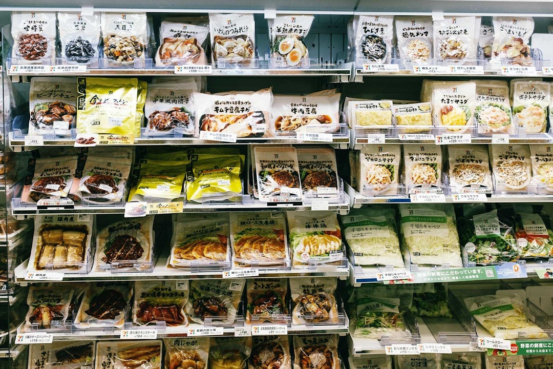 Konbini: Utvalget av varm og kald mat på de mange konbinis er nesten ubegrenset. Konbini: Utvalget av varm og kald mat på de mange konbinis er nesten ubegrenset.