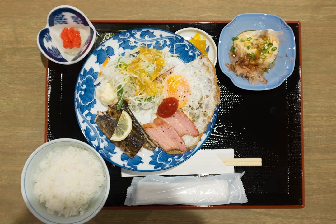 Frokost:  En typisk Japansk frokost. Egg, kjøtt, fisk, ris, rogn, salat og fermenterte grønnsaker.
