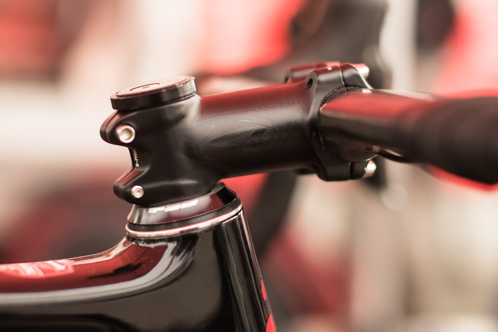 KORT: 70mm stem på Iserbyts sykler. Alle vaiere og strømper går inn i stemet og så gjennom ramma. Ridley X-Night stem