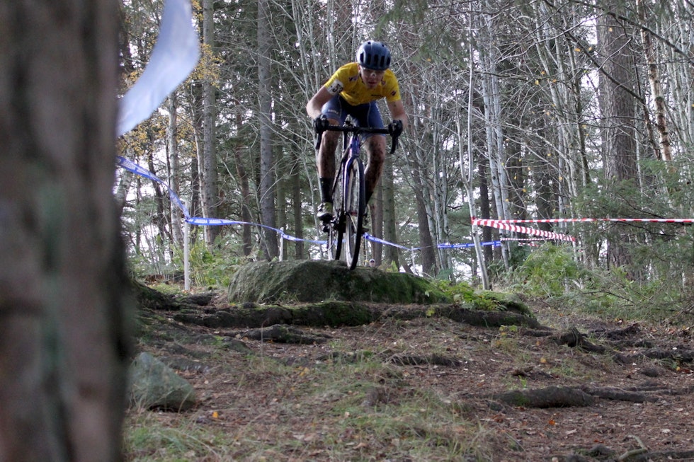 SEIER: Etter hvert fikk William Høines Larsen en god luke på resten av feltet og vant søndagens ritt med god margin. Foto: Ole-Tommy Andersen/NCF Norgescup kross 2019 Sandnes