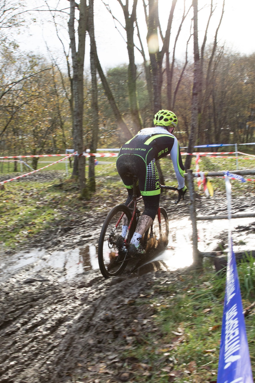 GLATT: Det ble mer og mer krevende forhold for hver runde. Foto: Bengt Ove Sannes norgescup kross 2019 Sandnes