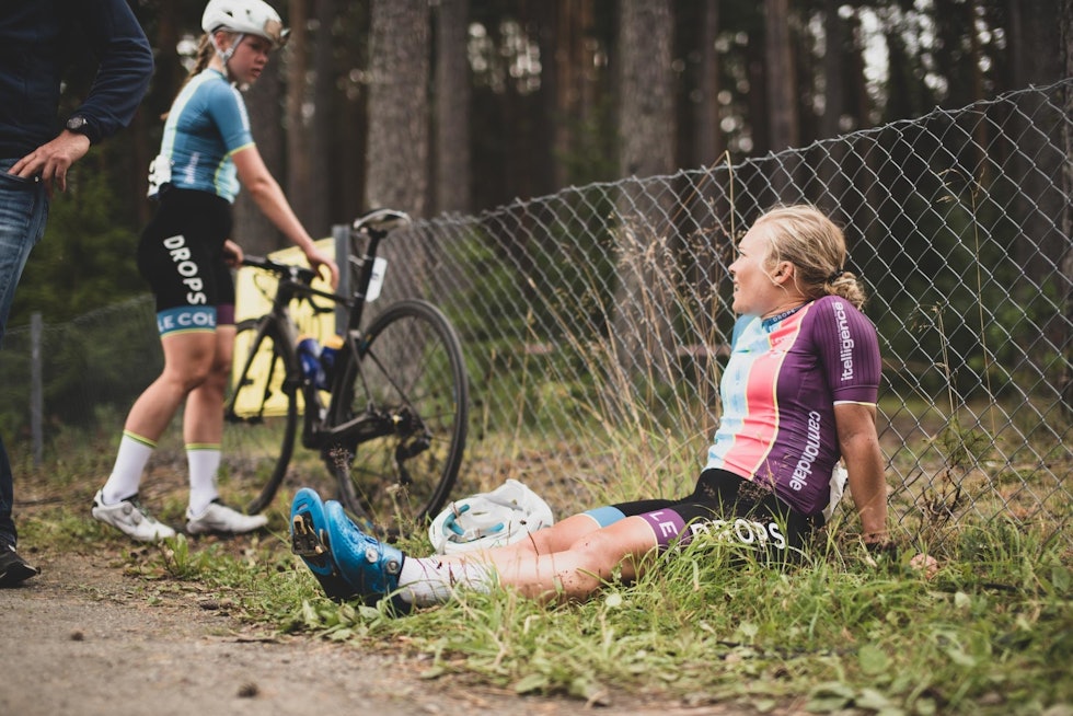 SLUTTKJØRT: Moberg måtte sitte i strekk i flere minutter etter målgang, full av kramper. Foto: Henrik Alpers. emilie moberg