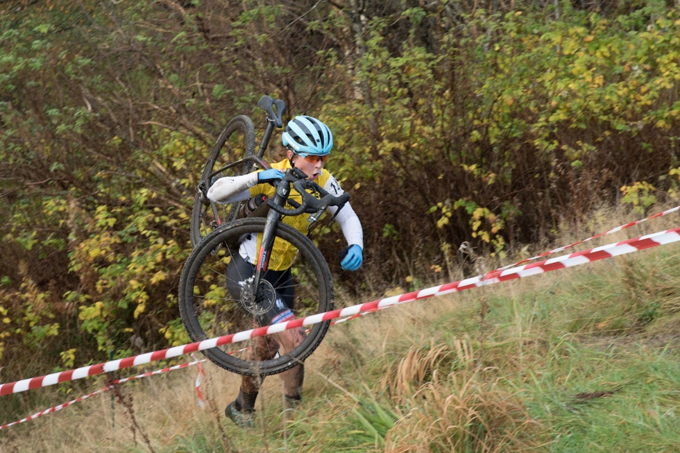LØPEBAKKER: Elisabeth Sveum med sykkelen på nakken. Foto: Bengt Ove Sannes norgescup kross 2019 Sandnes