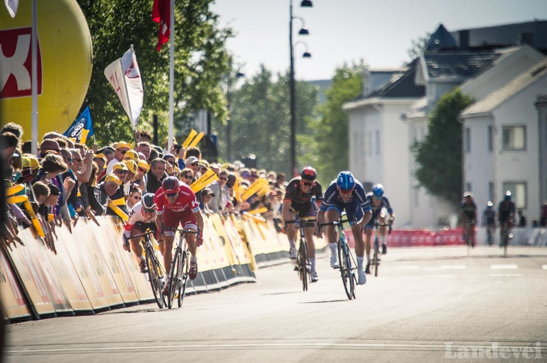 TETT KAMP: Alexander Kristoff, Kristoffer Halvorsen og Sondre Holst Enger spurtet om sølvet. Kristoff var det sterkeste. Foto: Henrik Alpers. Spurten om andre