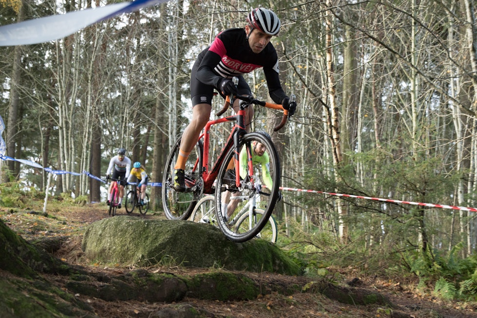 OVER STOKK OG STEIN: Det gikk unna i masterklassen. Foto: Bengt Ove Sannes norgescup kross 2019 Sandnes