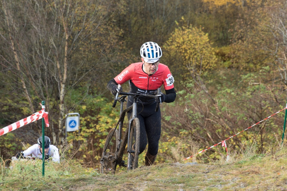 TAR BEINA FATT: Tore Fonn på vei opp en av mange kneiker. Foto: Bengt Ove Sannes Norgescup kross 2019 Sandnes