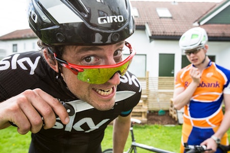 MED KNIVEN PÅ STRUPEN: Slik har nok Tour de France føltes for mang en utslitt rytter. Foto: Christian Nerdrum.  MED KNIVEN PÅ STRUPEN: Slik har nok Tour de France føltes for mang en utslitt rytter. Foto: Christian Nerdrum.