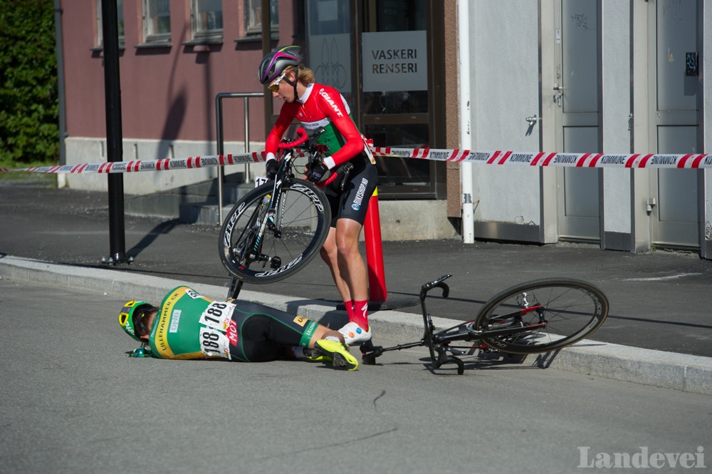SMERTEFULLT: Det er aldri godt å gå i asfalten, men Aspelund Holstad tok seieren til slutt. Foto: Henrik Alpers. junior-menn-1