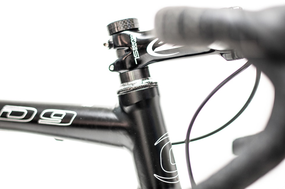 POLERTE SVEISER: Cannondale var tidligere kjent for sine glatte alu-rammer. Legg også merke til styrerørets med ekstra forsterkning rundt styrelagrene. Cannondale Caad 9