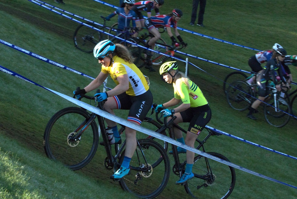 KLAR: Elisabeth Sveum er klar for helgas Norgescuprunder i Sandnes, og vil med det feste grepet om sammenlagten i årets cup. Foto: Bengt Ove Sannes Elisabeth Sveum og Ann Iren Bjørnarå under Grenlandskross