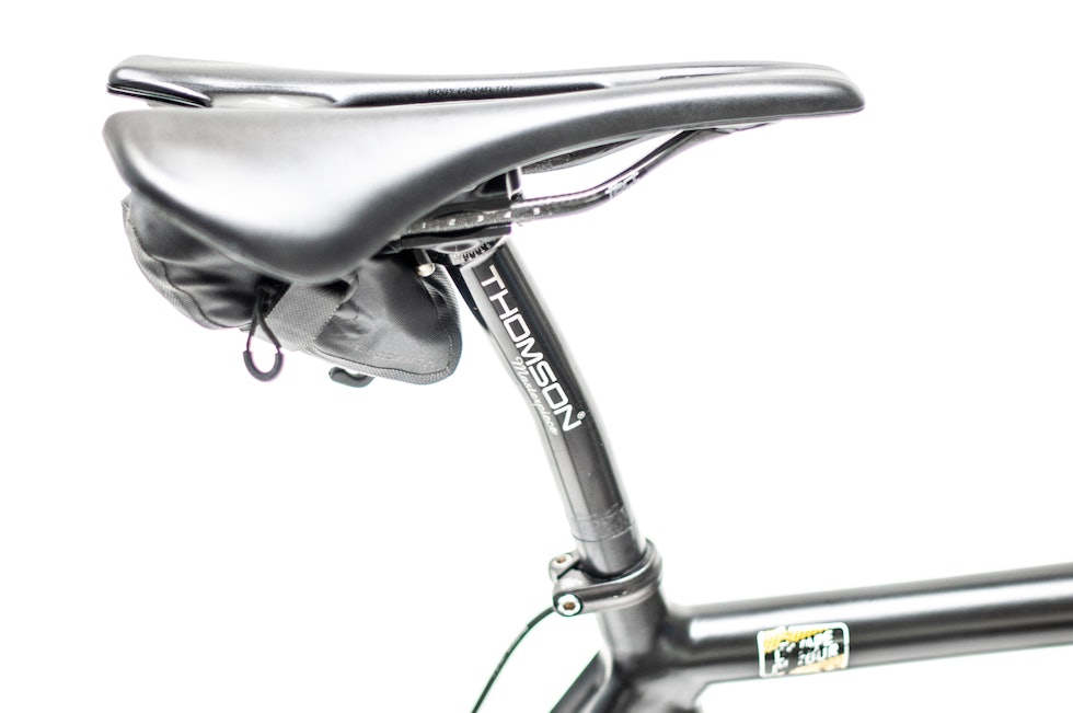 MESTERVERK: Thomsons Masterpiece-pinner er til forveksling deres tyngre Elite-pinner. Knekken på midten er en unik måte å gi setepinnen 20 mm setback på. Cannondale Caad 9