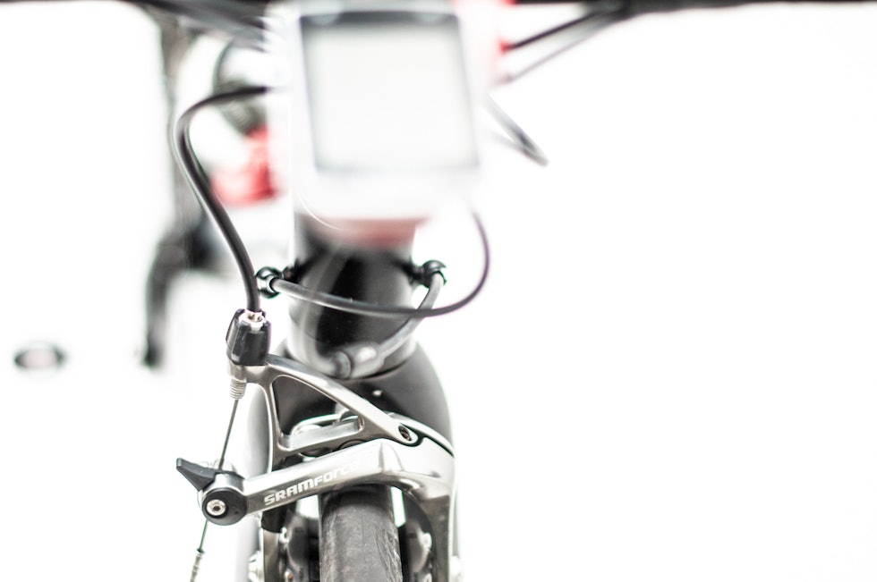 ORIGINALE BREMSER: SRAM Force-bremsene fungerer fint med Ultegra-hendlene og er lettere enn ti år nyere Ultegra-bremser. Cannondale Caad 9