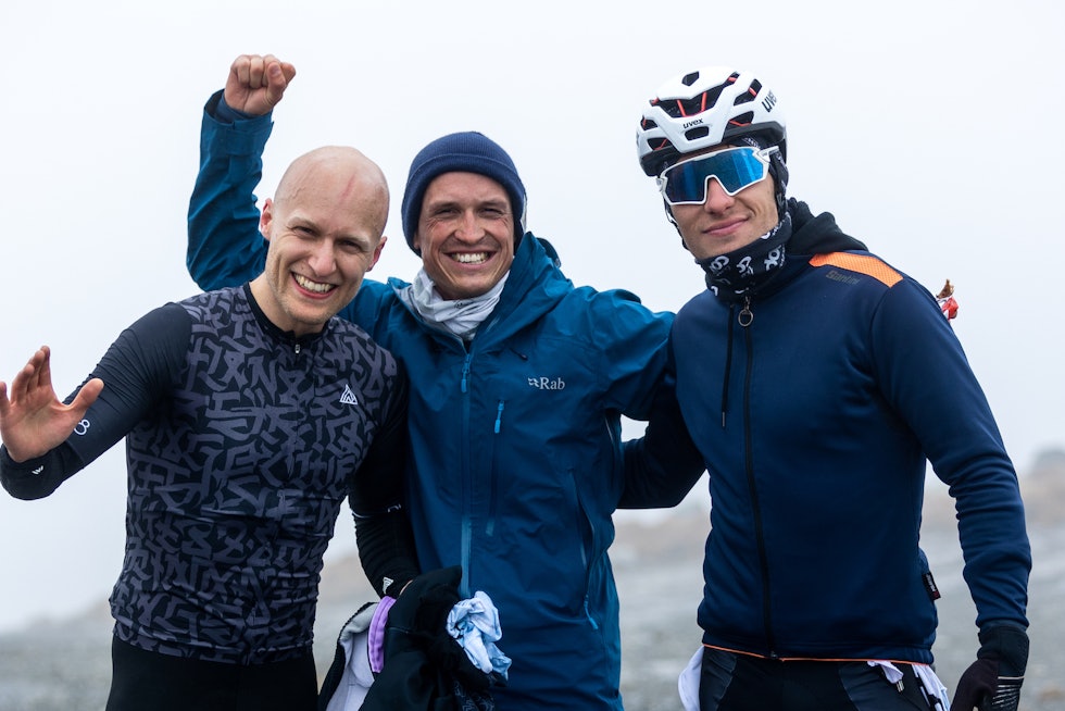 TRE MESTERE: KOM-legende Alex Krill (til venstre) med de nybakte Aurlandsfjell-KOM'erne Terje Selle Rundberg Fredrik Dversnes etter målgang. Foto: Switchback Norway / Liv Selle Underhaug KOM Aurlandsfjellet 2021