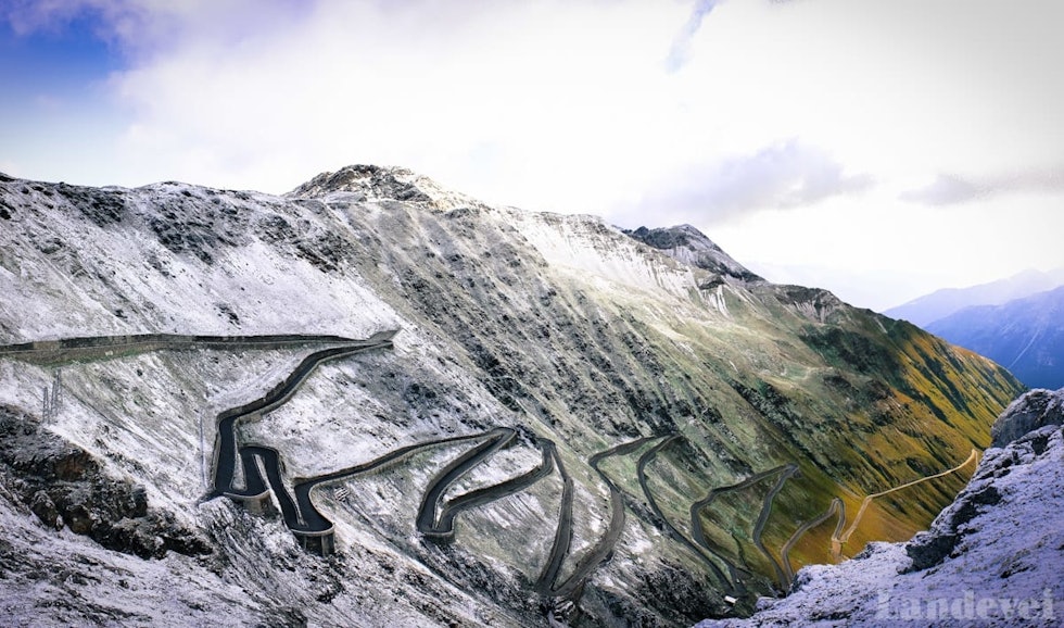 SOM SKAPT FOR EL-SYKKEL: Så lenge elsykkelen har bukkestyre, kan du si du har klatret Stelvio. Eller? Foto: Visitbormio. stelvio