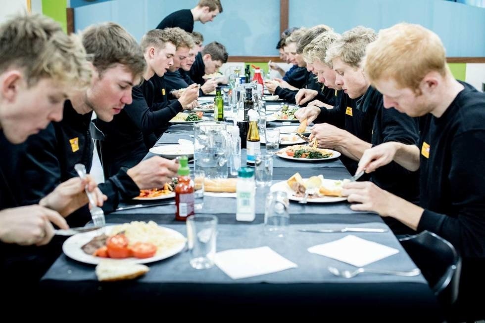 TRE TIL: Uno-X har i dag 25 ryttere i stallen. I World Touren må de ha minst 27, maks 30. Foto: Henrik Alpers. uno-x-team-lunsj