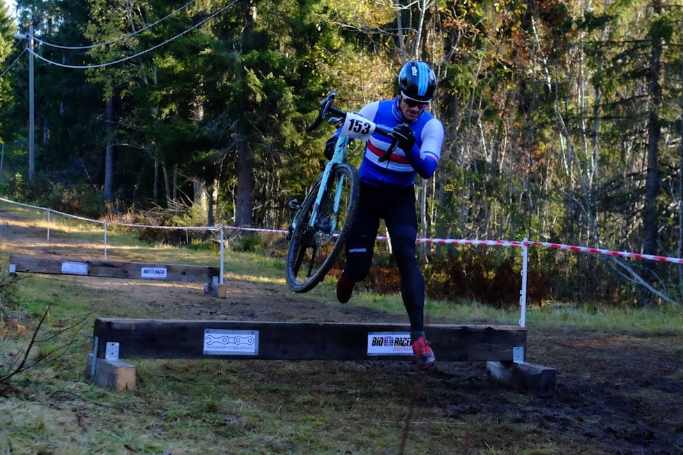 ELEGANT: Anders Gullhav over plankehinderet. Foto: Benjamin Werner Trønderkross 2019 i bilder Foto: Benjamin Werner