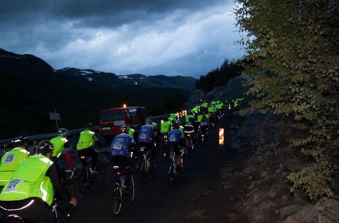 SOMMERNATT: En skal ikke sove bort sommernatta. Jotunheimen er trolsk uansett vær. Foto: Jotunheimen Rundt JR Filefjell 2014 - Foto Arrangøren 1400x924