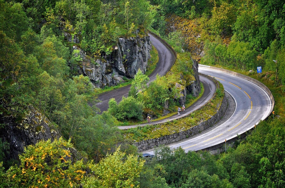 SPEKTAKULÆRT: Vegen opp Måbødalen forbi Vøringsfossen er en del av løypa i Voss-Geilo Foto: Arrangøren. På vei opp Vøringsfossen - foto Voss-Geilo 1400x924