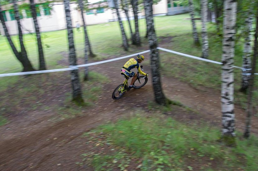 KRAPPE SVINGER: Bjørnar Volden tar styring inni skogsdelen av løypa. Foto: BOC KRAPPE SVINGER: Bjørnar Volden tar styring inni skogsdelen av løypa. Foto: BOC