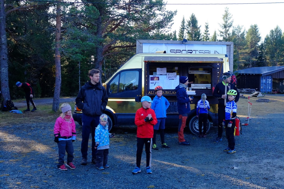 MAT OG DRIKKE: Food trucken på stadion var populær blant store og små. Foto: Benjamin Werner Trønderkross 2019 i bilder Foto: Benjamin Werner