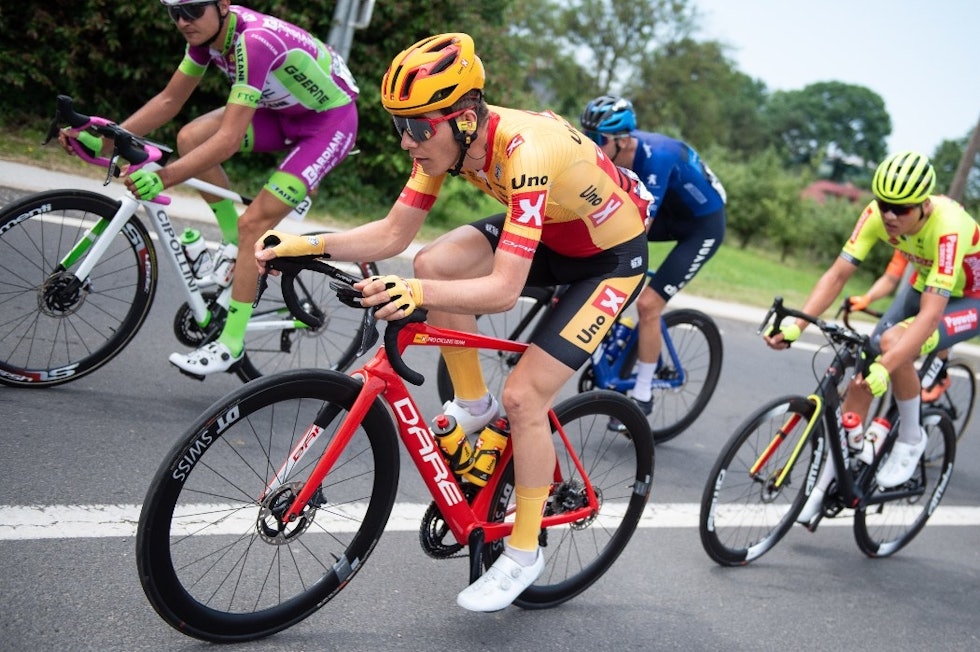 MISTER NM: Jonas Iversby Hvideberg, her i aksjon i Tour of Slovenia, mister NM som følge av karantenereglene. Foto: Mario Stiehl jonas iversby hvideberg uno-x pro cycling