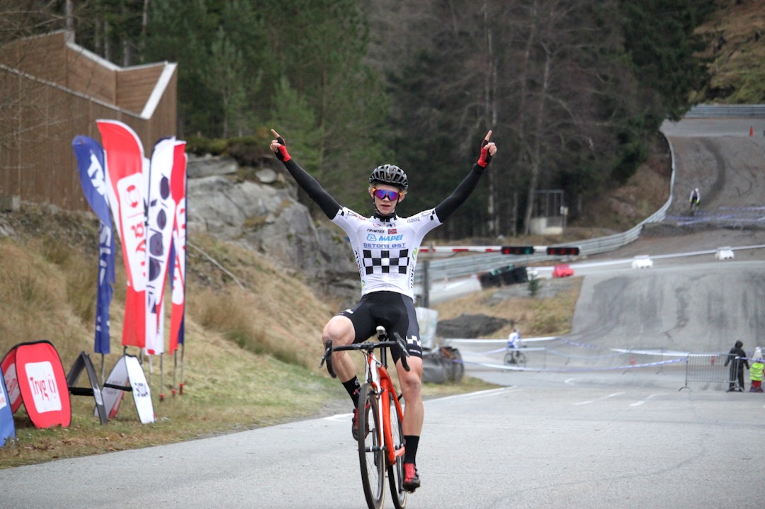 Vegard Stokke vant juniorklassen under kross-NM i Bergen. Foto: Cato Karbøl