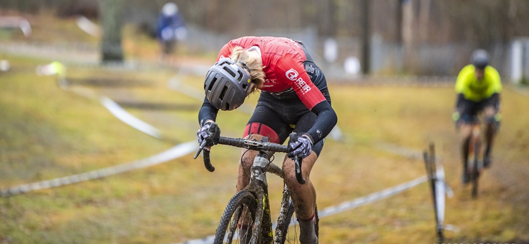 Sjekker situasjonen bakover. Foto: Pål Westgaard