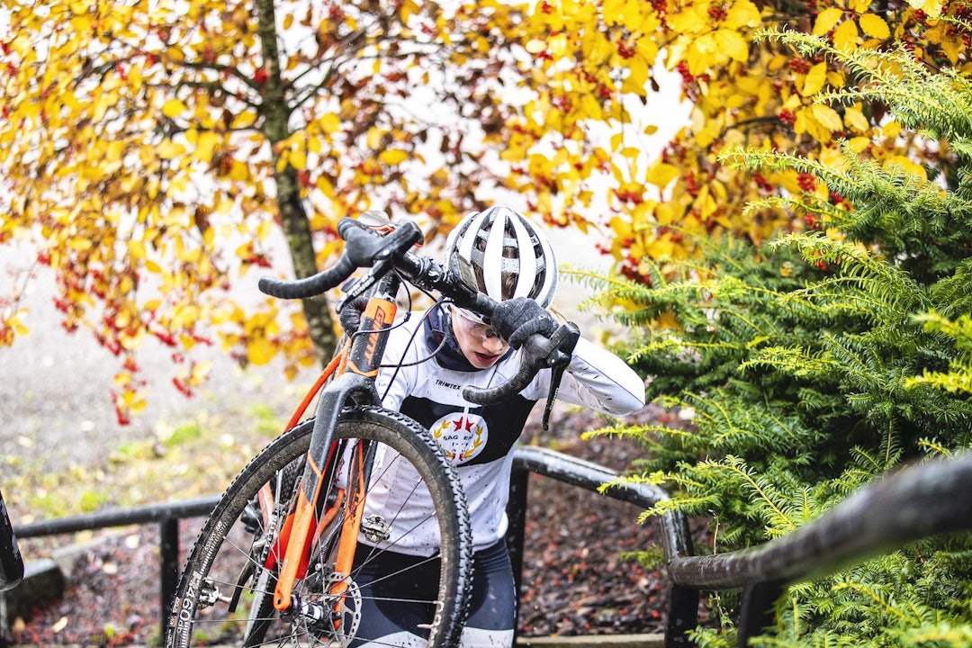 REN I TØYET: Vegard Stokke, som ble nummer to, var fortsatt relativt ren om ikke tørr på førtste runder. Foto: Pål Westgaard Bjerkekross 2019 ble en tung og våt affære Foto: Pål Westgaard