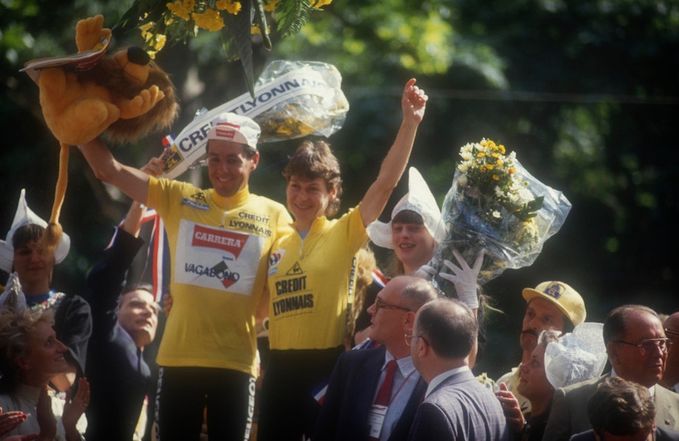 TOUR DE FRANCE FEMININ: I 1987 gikk kvinnenes Tour de France over 15 dager, parallelt med herrenes og hadde avslutning i Paris på samme dag som herrene. Her feirer Stephen Roche og Jeannie Longo seire i sine respektive utgaver. Foto: Cor Vos hva er en grand tour - tour de france feminin, jeannie longo
