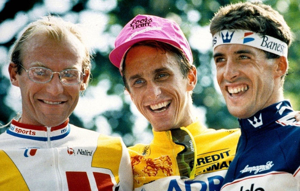 ÅTTE SEKUNDER: I sin biografi skrev Laurent Fignon (venstre) at han pleide å telle åtte sekunder for seg selv, som en påminnelse om hvor liten margin han tapte for Greg LeMond (midten). Foto: Cor Vos hva er en grand tour - laurent fignon, greg lemond